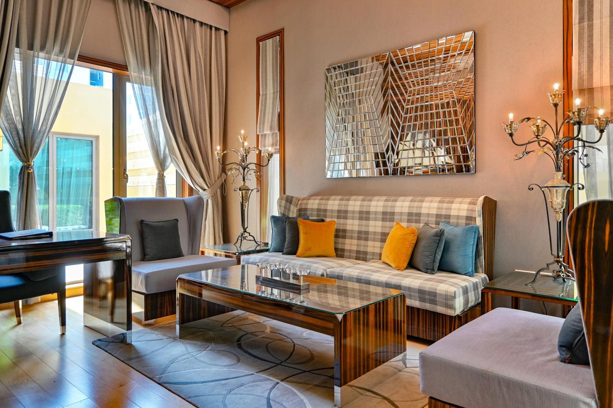 Palavra Resort Manama Exterior foto A living room at the hotel