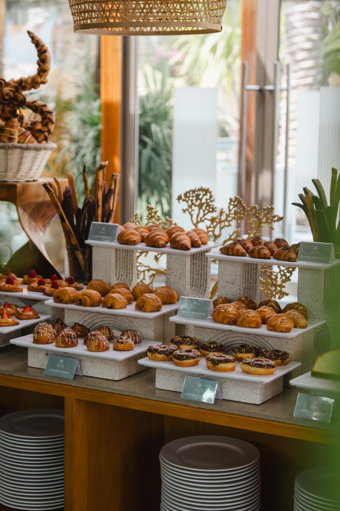 Palavra Resort Manama Exterior foto A selection of pastries