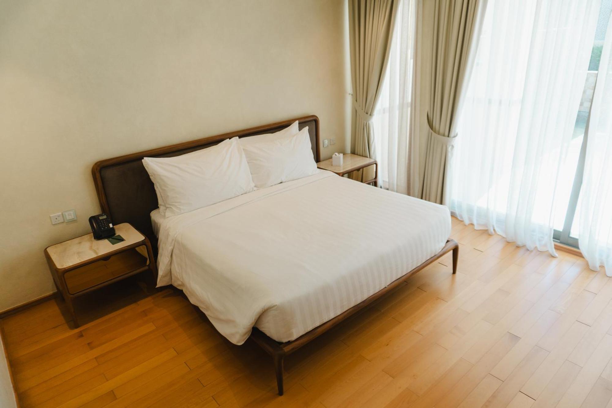 Palavra Resort Manama Exterior foto A bedroom in a hotel