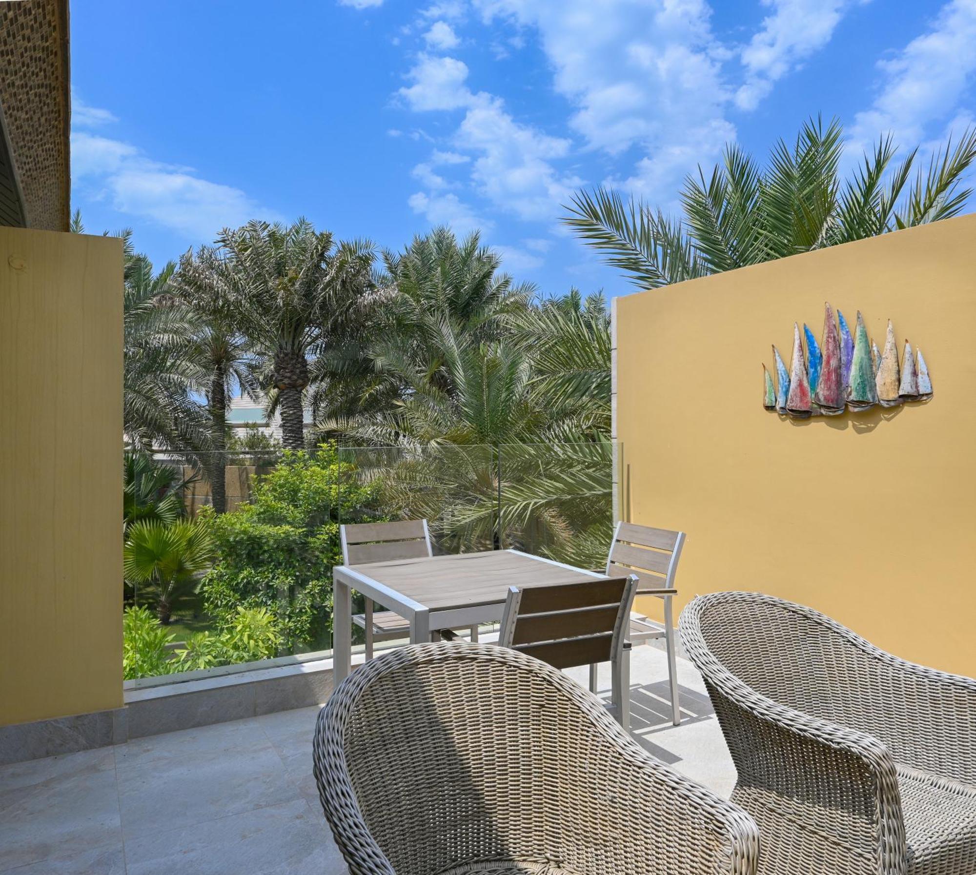 Palavra Resort Manama Exterior foto A balcony at the hotel